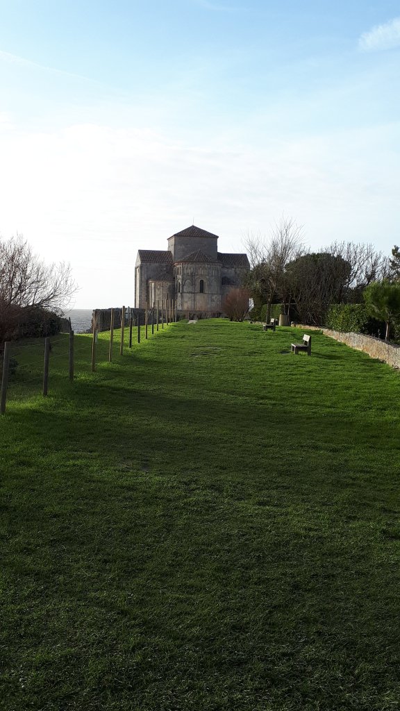 Côté sud de l'église de Talmont, une promenade avec vue sur la Gironde.